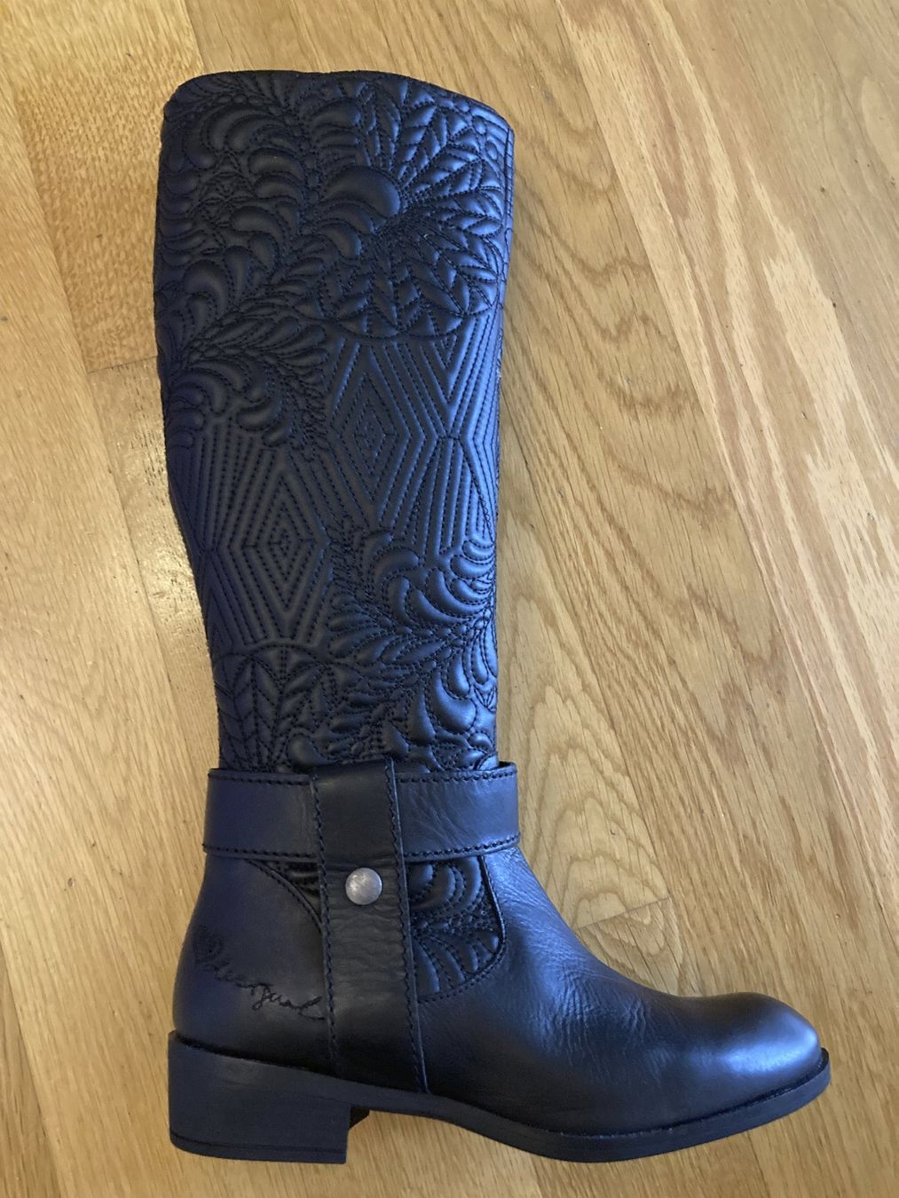 Desigual Scarpe da donna: Desigual Bottes en cuir pointure 37 – Usato da Lausanne venduto da Chips_1 1