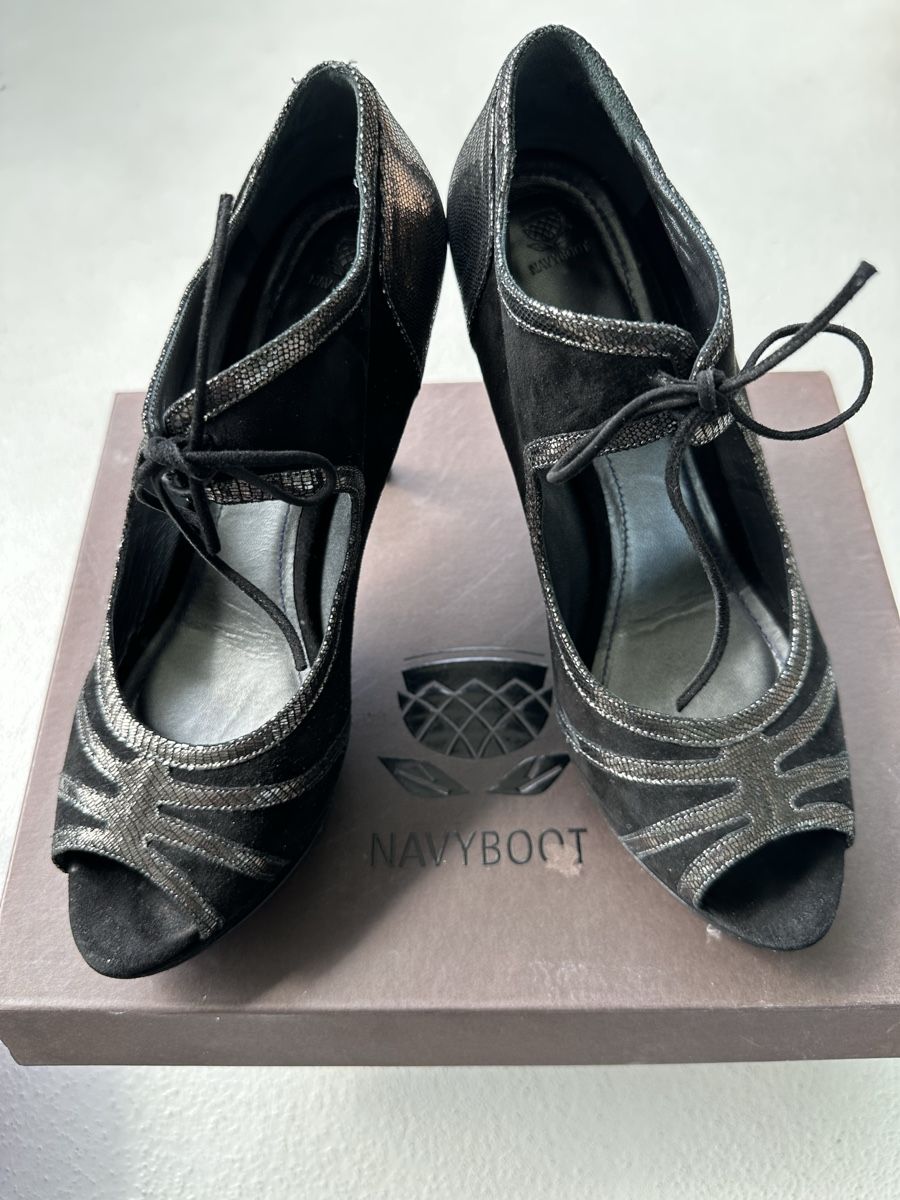 Damenschuhe: Pumps schwarz Nubukleder Grösse 40 Navyboot – Gebraucht aus Baar von lin_7dhb
