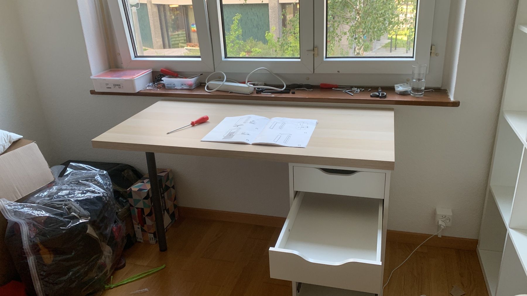 Ikea Scrivanie: Schreibtisch, Eicheneff wlas/weiß, 140x60 cm – Usato da Zürich venduto da mer_pr7h