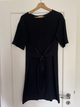 Schwarzes H&M Kleid mit Gürtel - perfekt für den Sommer!