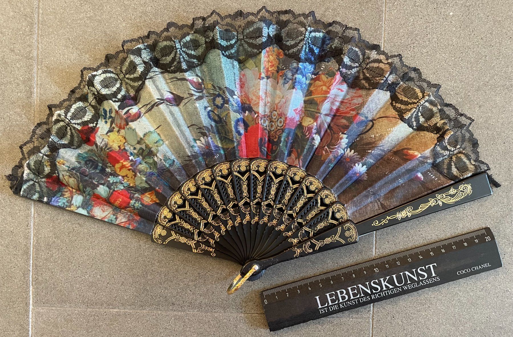 Tutte le decorazioni: Handfächer mit malerischem Blumenmotiv – Usato da Zofingen venduto da angito