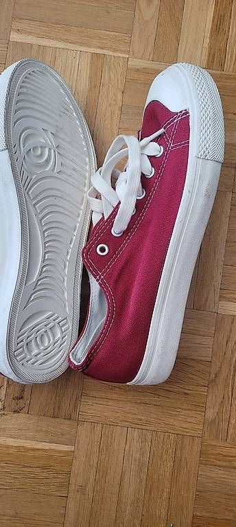 Muji Scarpe da uomo: Chaussure muji rouge 25.5 40 – Usato da Vésenaz venduto da emose