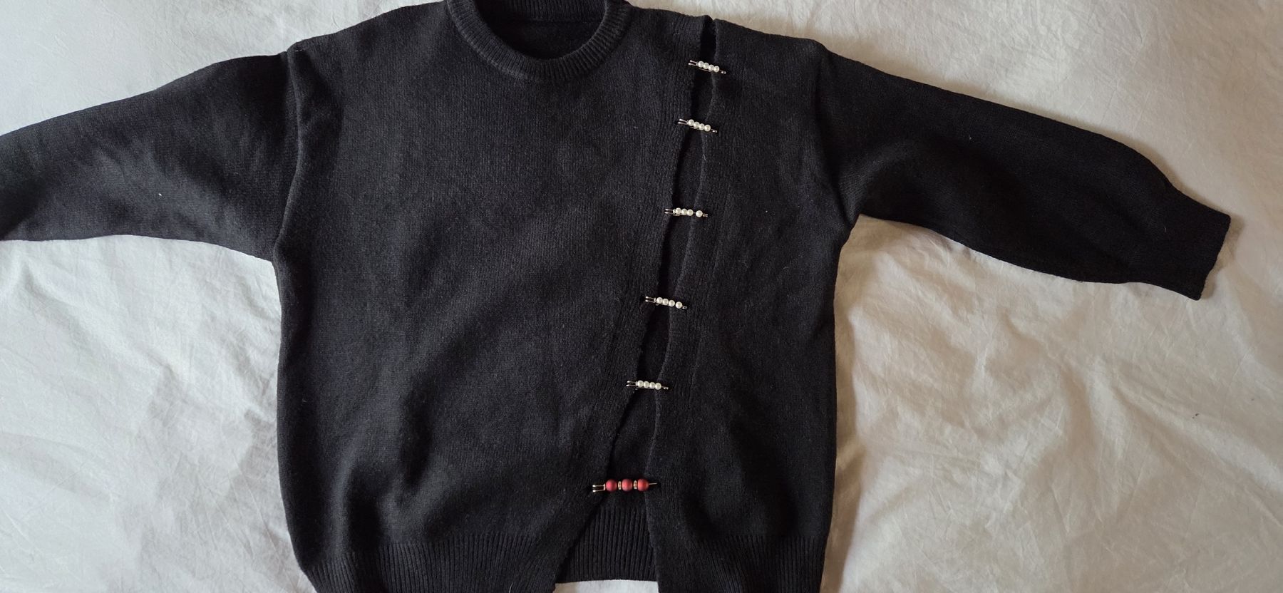 Pullover & Sweatshirts: Schwarzer Strickpullover mit speziellen Nadeln – Gebraucht aus Busswil BE von Angy1974