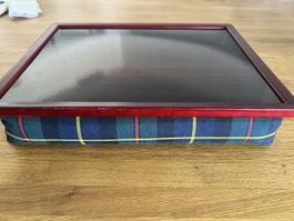 Tablett mit Kissen kariert Holzhintergrund 33cm gutem Zustan