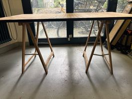 Arbeitstisch mit zwei Holz-Böcken gebrauchter Zustand