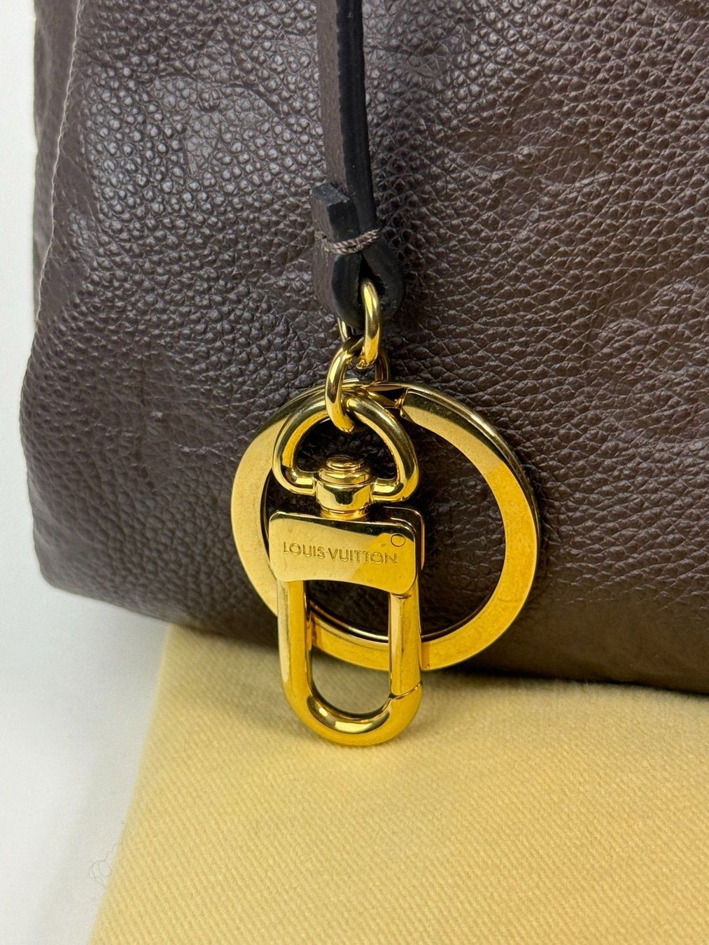 Louis Vuitton Borse da donna: Louis Vuitton Artsy MM Terre Monogram Empreinte – Usato da Sursee venduto da Justmibu 3