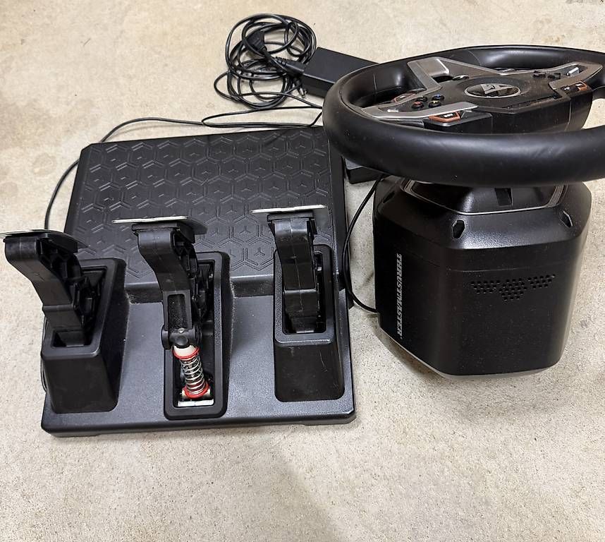 Manettes:  Volant Thrustmaster T248-X + pédalier T3PM  – D'occasion à Renens VD par LSD.007 1