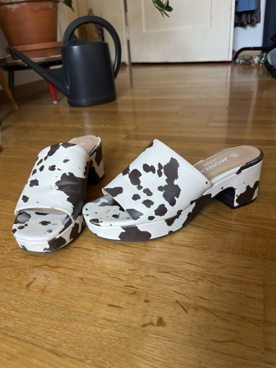 Monki Damenschuhe: Plateau Mules Kuhmuster – Gebraucht aus Zürich von chloezurich 1