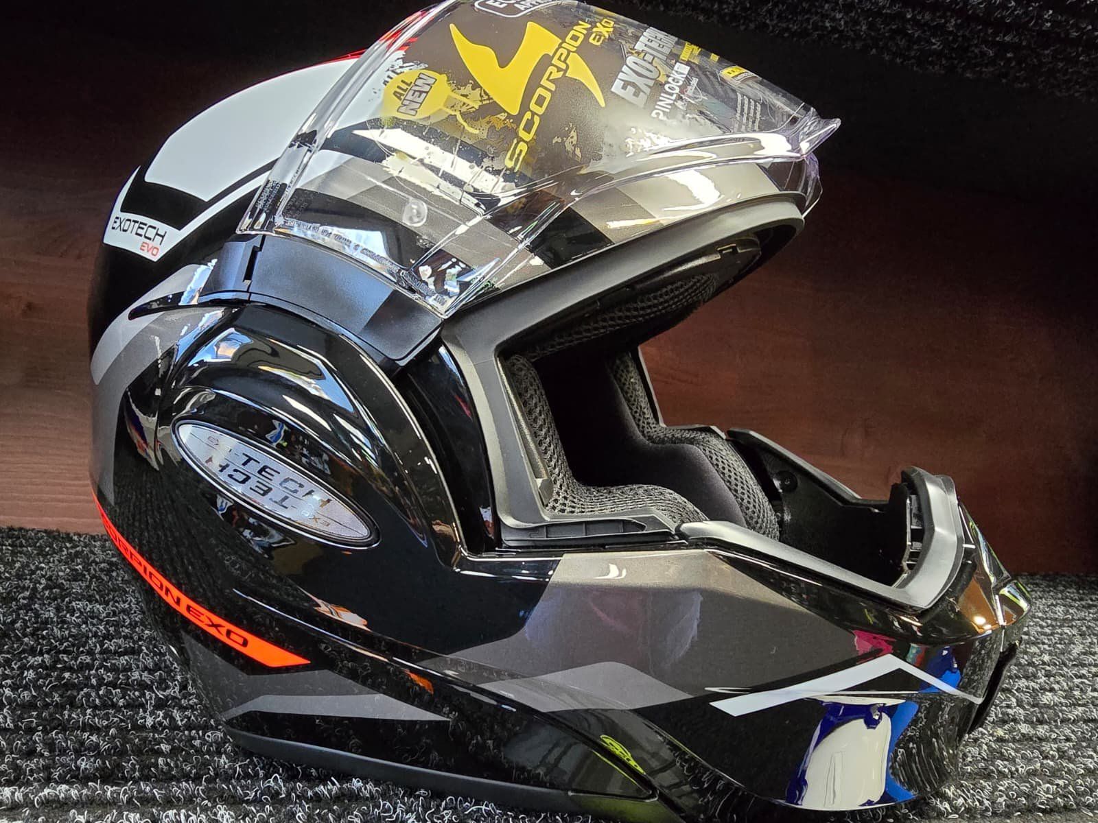 Helme & Visiere: Casque Scorpion Exo-Tech Evo Furio noir/rouge – Neu und originalverpackt aus Yverdon-les-Bains von MotoFactory. 8
