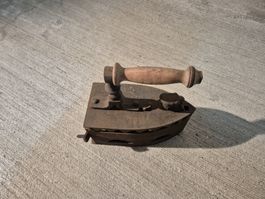 Antikes Kohle Bügeleisen, Holzgriff, Sammlerstück