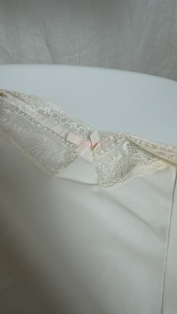 Top: Vintage Camisole Lace Trim White – Usato da Knonau venduto da Grapesvintage 3