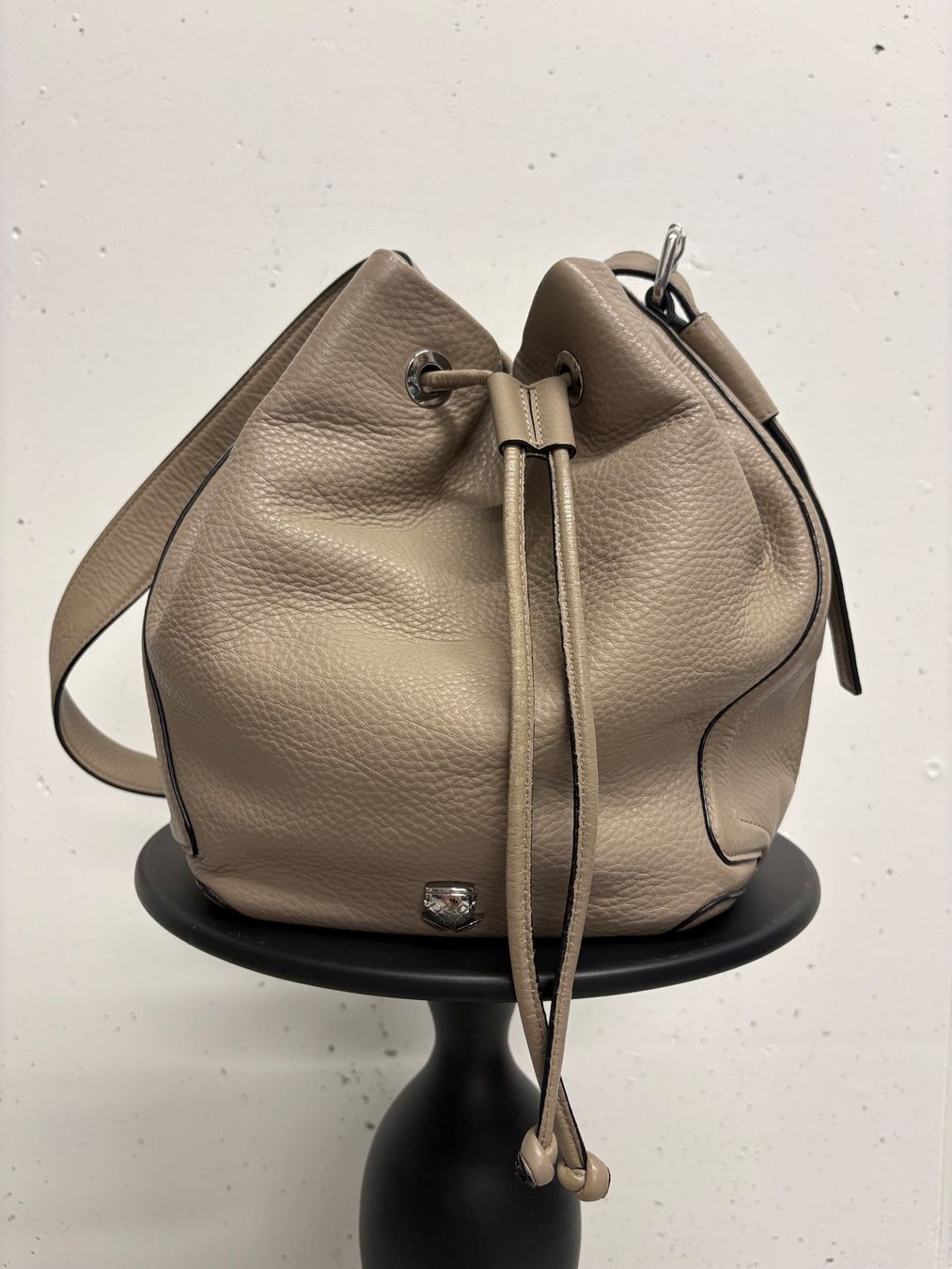 Navyboot Sacs femmes: Navyboot Ledertasche Beuteltasche beige Hobo Bag – Neuf (Voir description) à Regensdorf par secondchancefashion