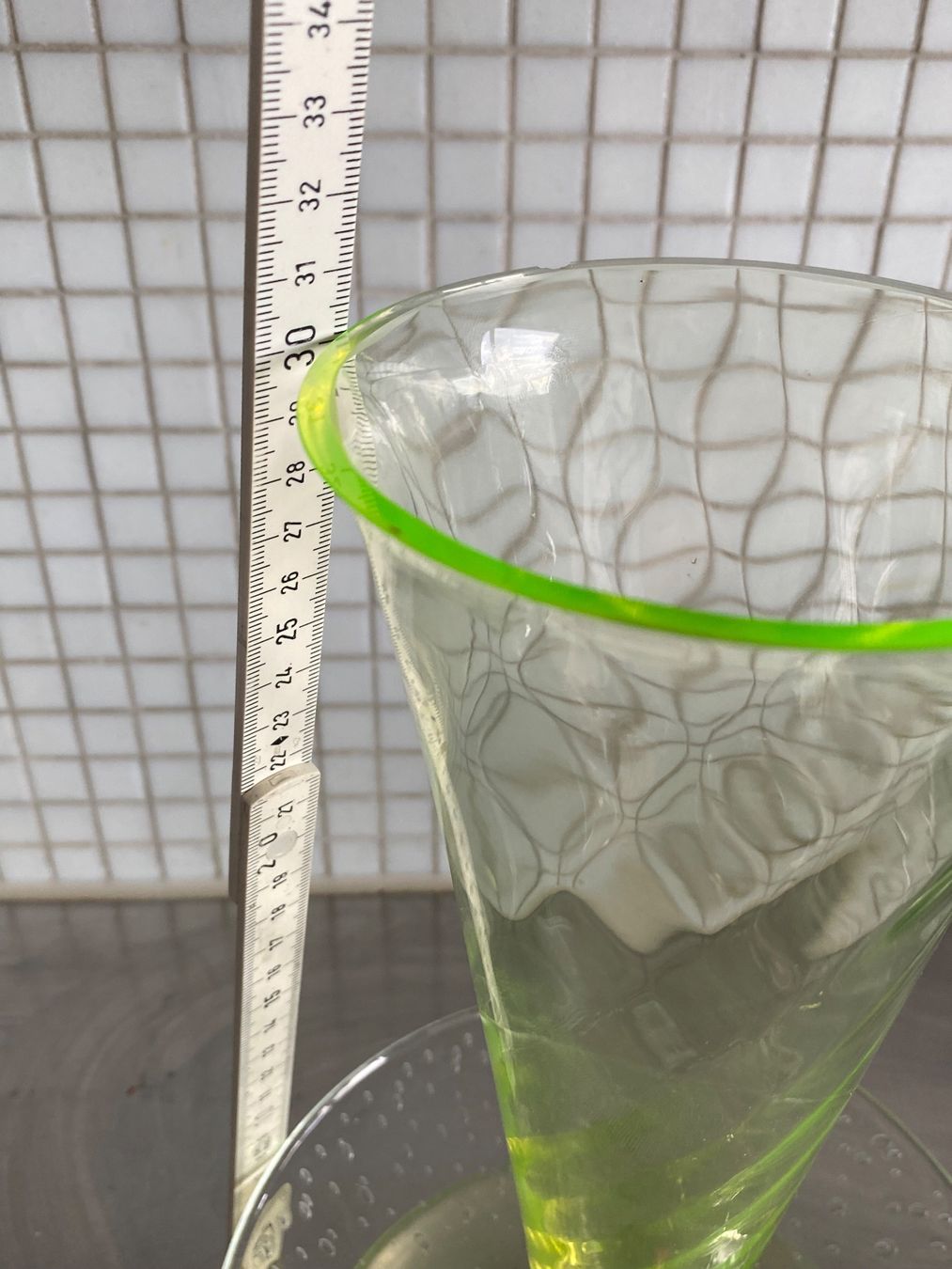 Vasi & Recipienti: Uranglas Postmoderne Vase aus Uraniumglas Borek Sipek Kunst – Usato da solothurn venduto da soko75 5