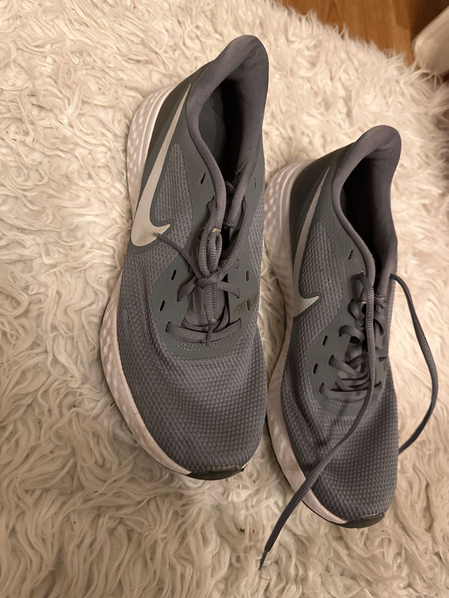 Nike Herrenschuhe: Nike Laufschuhe Revolution 5 Cool Grey – Gebraucht aus Kriens von saleworld