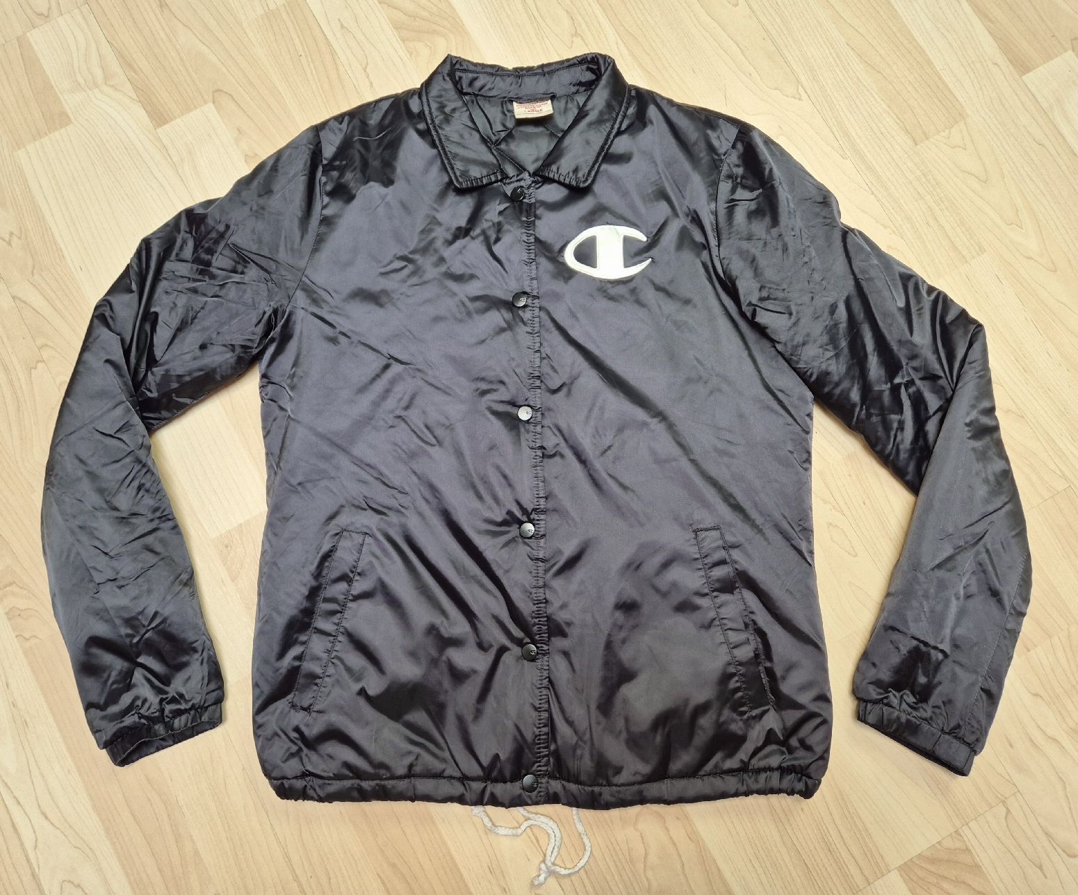Champion Giacche: Champion Jacke Satin Schwarz Grösse L – Usato da St. Gallen venduto da CaliSunshine