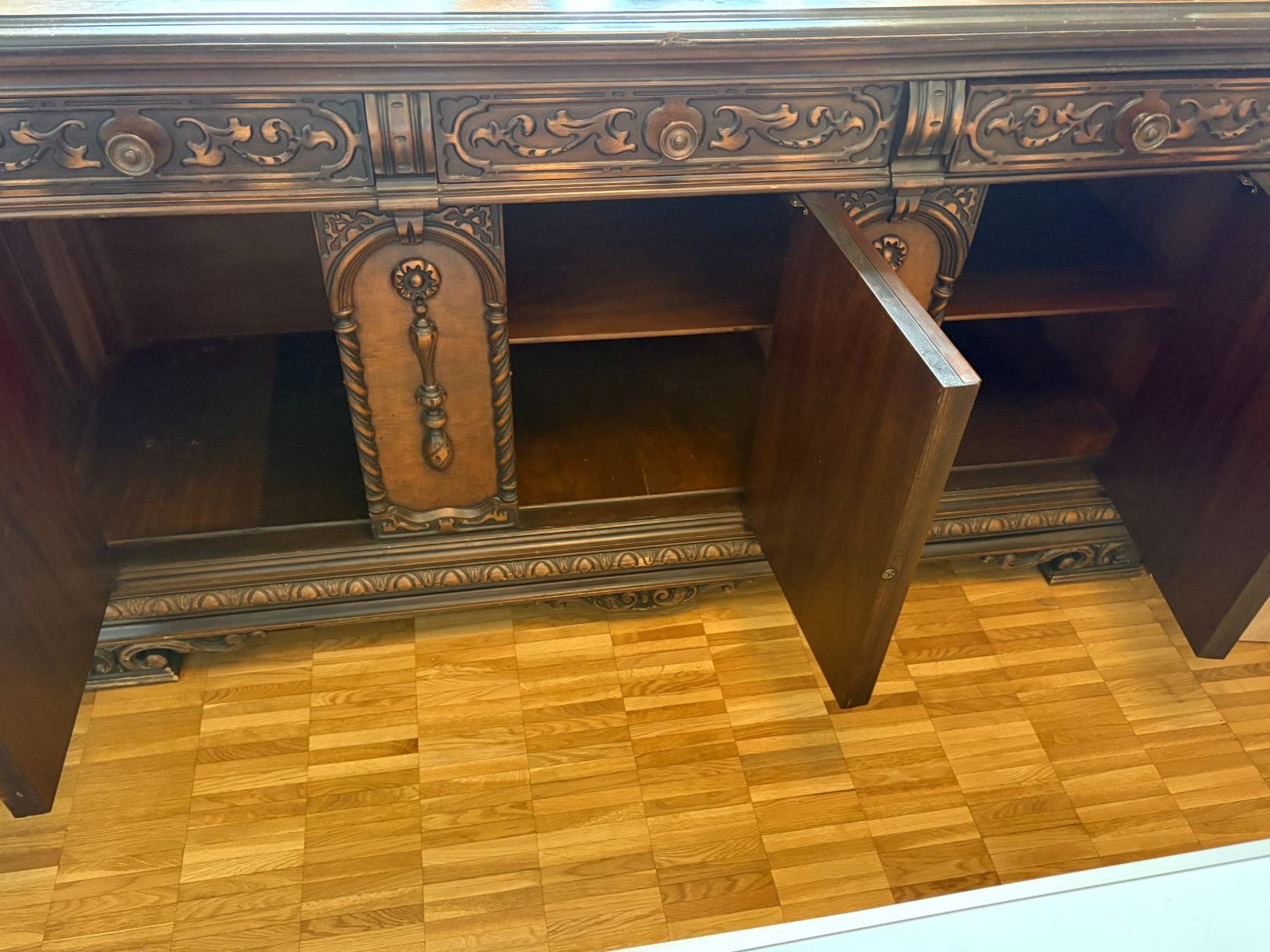 Cassettiere: Sideboard aus Holz mit Zierschnitzereien – Usato da Menzingen venduto da Pacific_5un 6