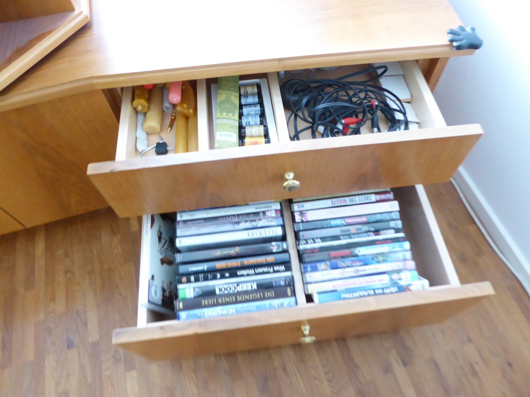Cassettiere: Elegantes Nussbaummöbel Sideboard Drehbarer CD Ständer Möbel – Usato da Bubikon venduto da taerni 3