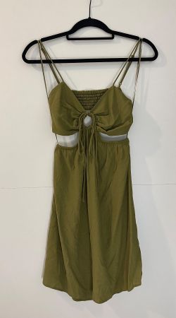 Sommerliches kurzes Kleid in Olivgrün mit Cut-Outs, Grösse S