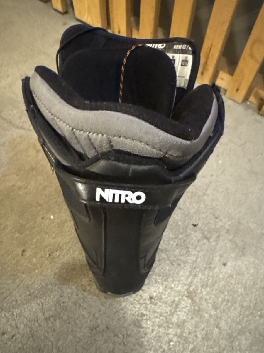 Snowboard Nitro Scarpe da uomo: Snowboard Schuhe Gr. 43,1/3. Boots von Nitro – Usato da Schliern b. Köniz venduto da amo_lln9 9