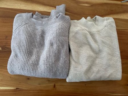 Zwei Damen Pullover