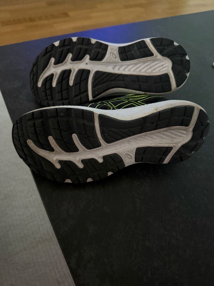 Schuhe für Jungen: Asics Turnschuhe  – Gebraucht aus Rothrist von Lon28 3