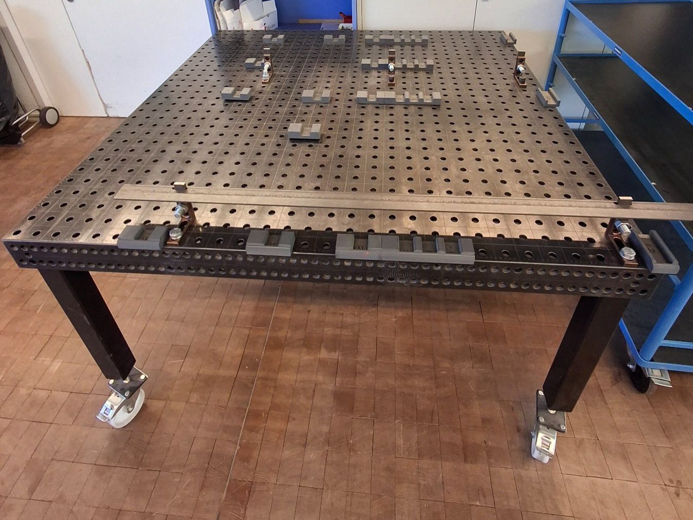 Tavoli: Table à souder 150 x 150 hauteur réglable – Usato da Fribourg venduto da CISFribourg 3