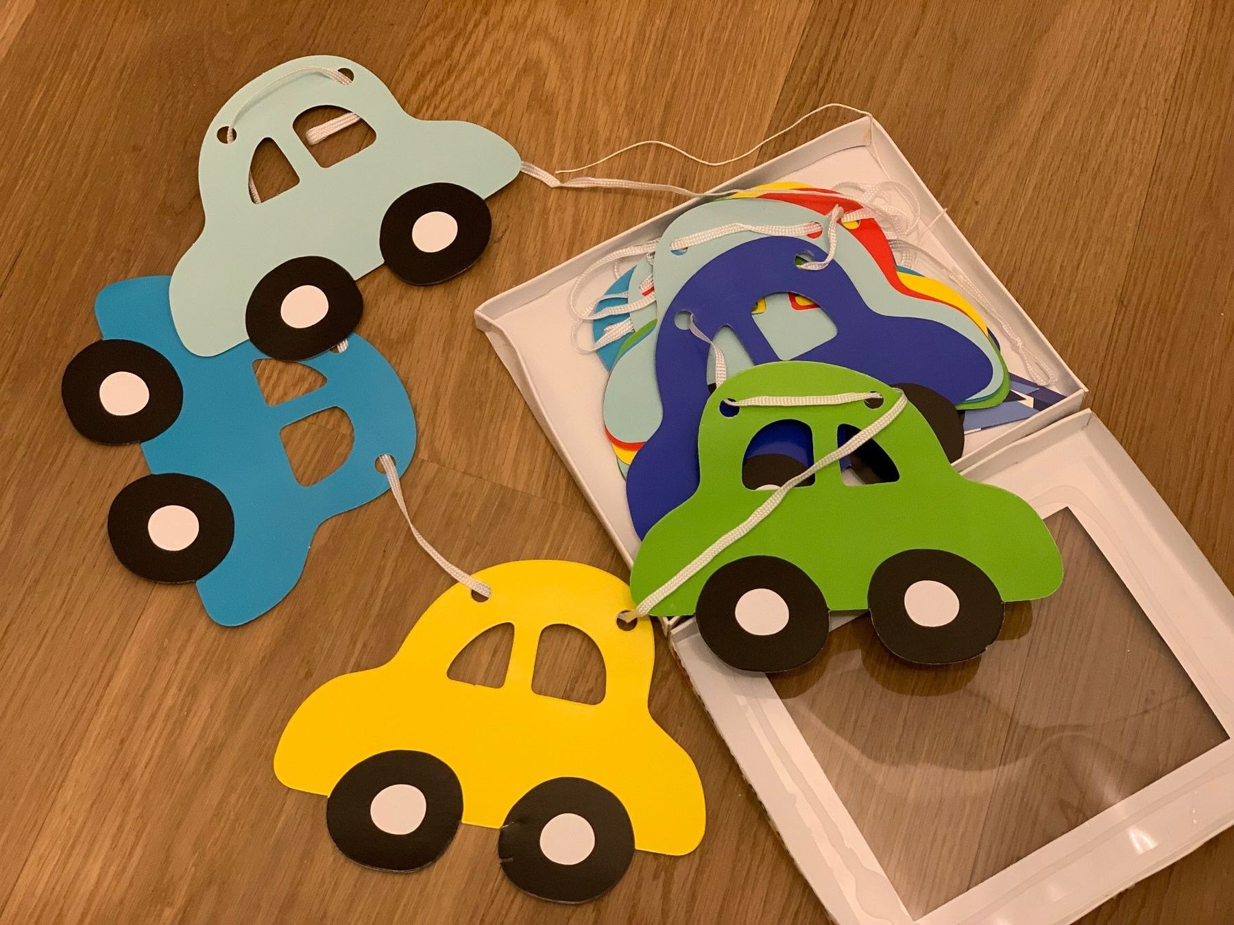 Tutte le decorazioni: Wimpelkette / Flagline Autos Karton – Usato da Signau venduto da stalder-langenegger 2