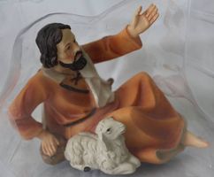 Hirte sitzend mit Schaf b