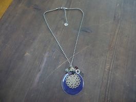 Collier à breloques en métal