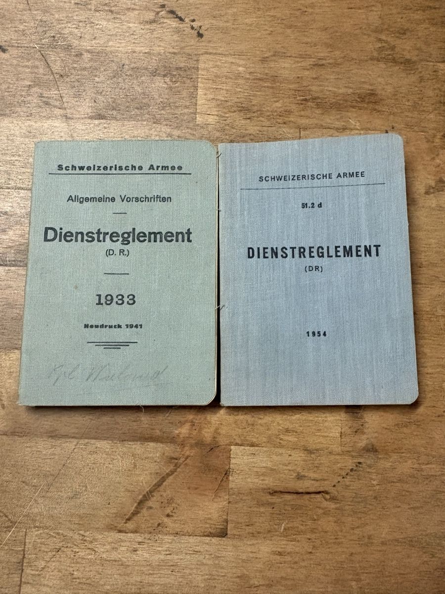 Libri: Schweizer Armee Dienstreglement 1933 & 1954 – Usato da Arni AG venduto da Erfolgreich