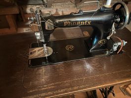 Antike Phoenix Nähmaschine mit Tisch