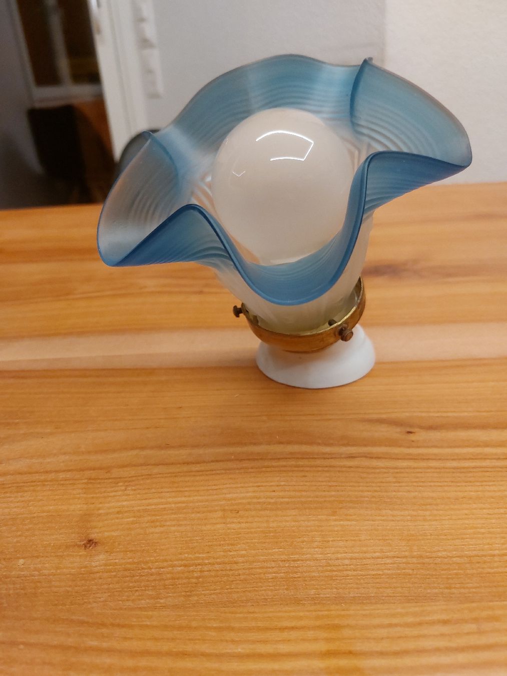 Lampen: Wandlampe mit blauem Glasschirm – Gebraucht aus Ganterschwil von HeidiuPeter 1