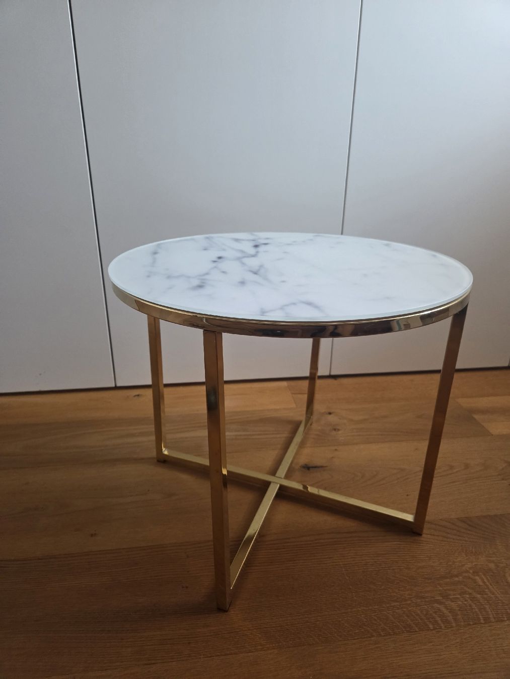Tische: Runder Glas-Beistelltisch Marmoroptik gold – Gebraucht aus Mellingen von superwinter 1
