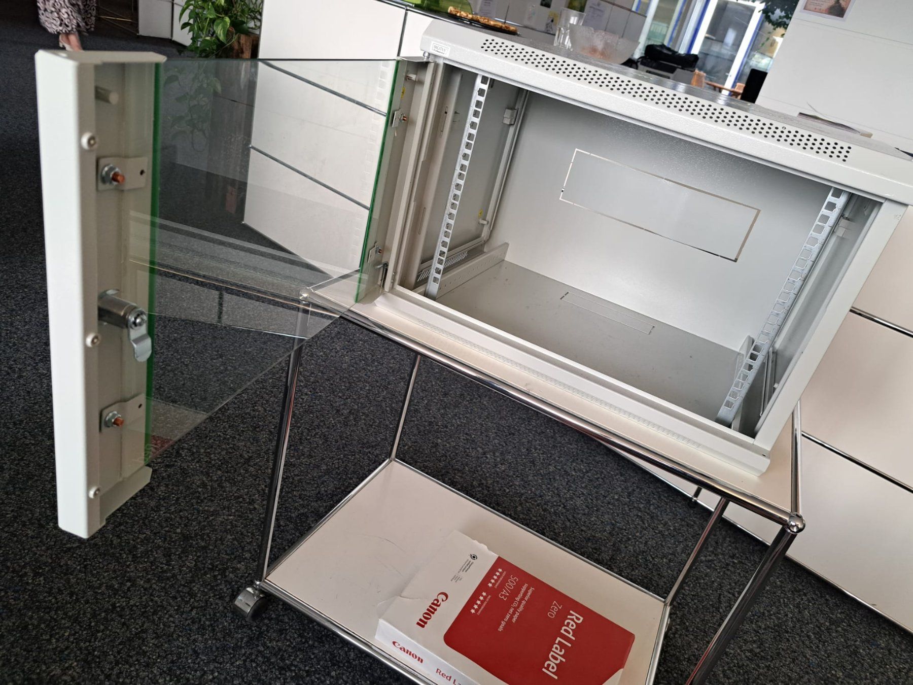 Racks & Supports: Rack für 19" Geräte – D'occasion à Benzenschwil par hatecrew 1