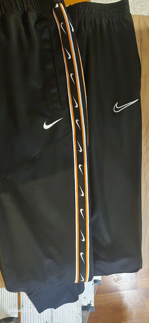 Nike Pantaloni: Nike Trainingshose schwarz  – Usato da Marbach SG venduto da okay02 1
