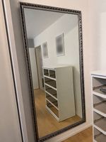 Grosser Wandspiegel mit dekorativem Rahmen
