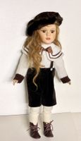 Porzellan Mädchen-Puppe mit Echthaar und Ständer