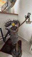 Kunstfigur 'Oily' aus Autoteilen
