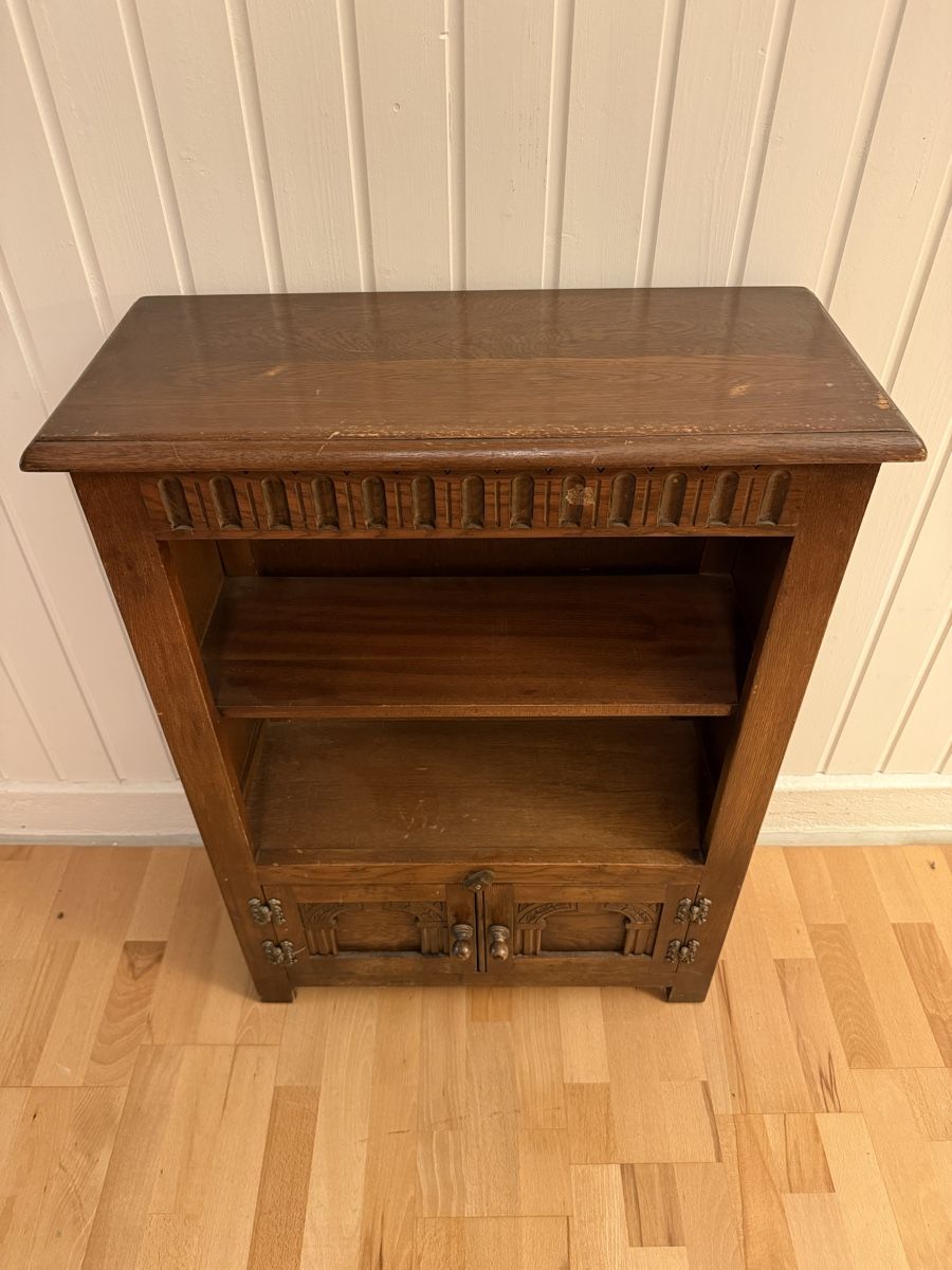 Regale: Vintage Eichenregal mit Schnitzereien & Schrank – Gebraucht aus Bern von Moowee