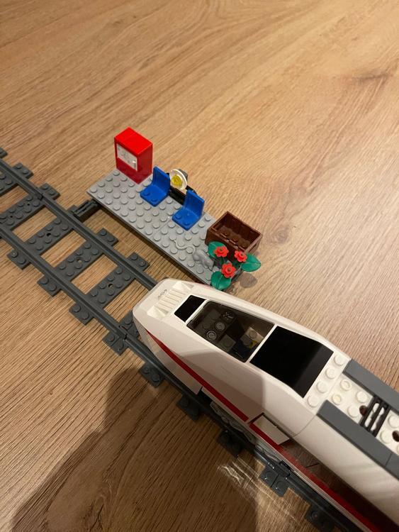 LEGO City 7897 pas cher, Le train de passagers