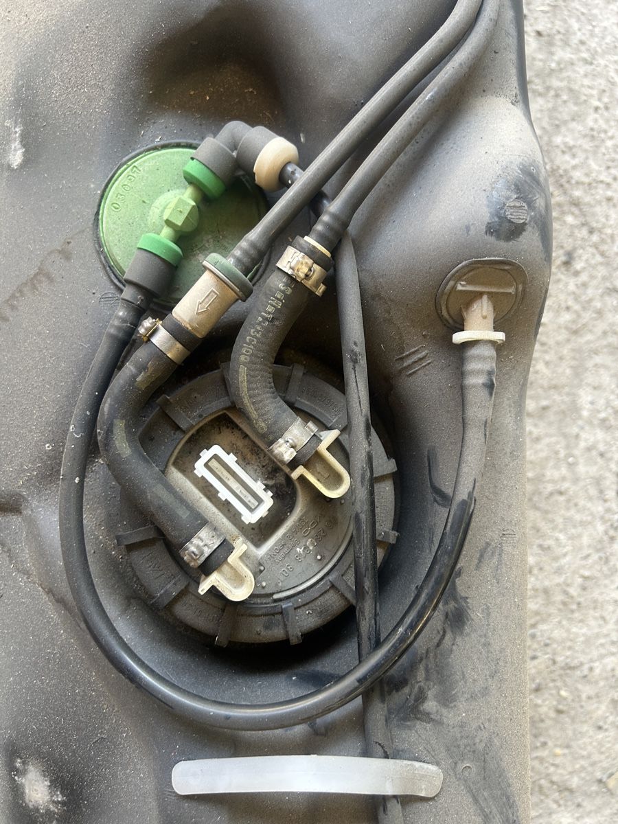 Peugeot Tutti pezzi di ricambio auto: Peuegot 106 GTI Benzin Tank – Usato da Matten b. Interlaken venduto da Danicupra 1