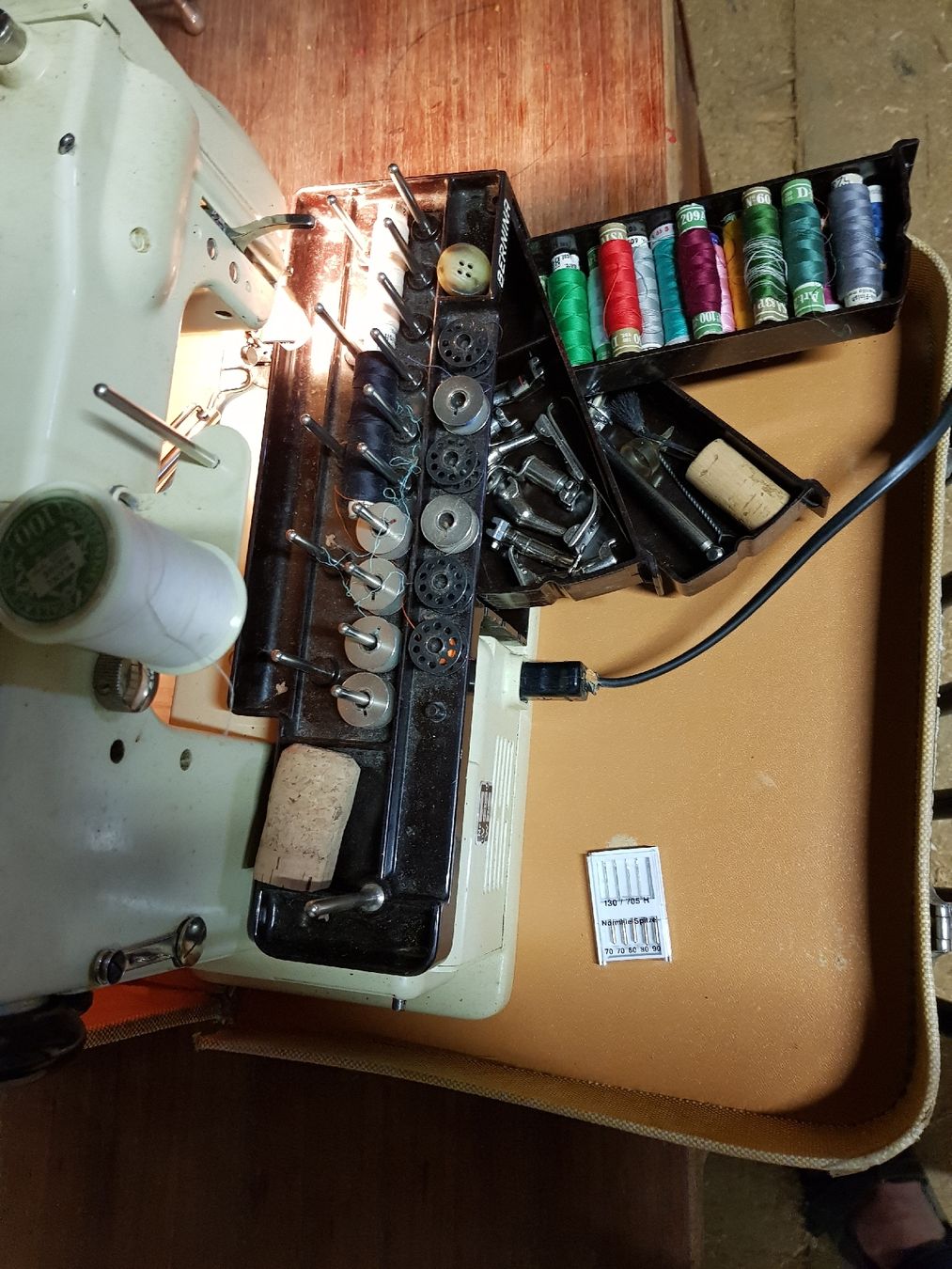 Bernina Macchine da cucire: Machine a coudre BERNINA Standard avec mallette accessoires  – Usato da Bevaix venduto da goj_s5vk 1
