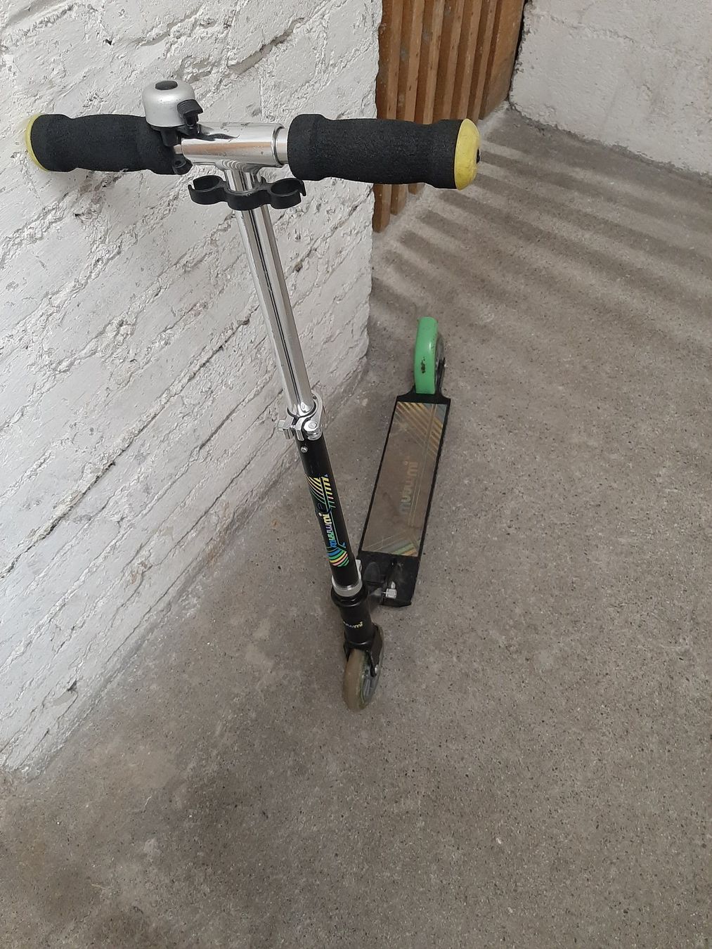 Kickboard: Top Scooter für Kinder, LED Wheels – Usato da Zürich venduto da Chrishol 2