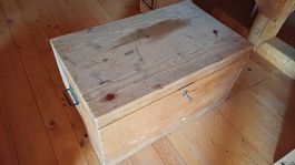 Alte Holztruhe, Vintage Holzkiste mit Schloss und Schlüssel