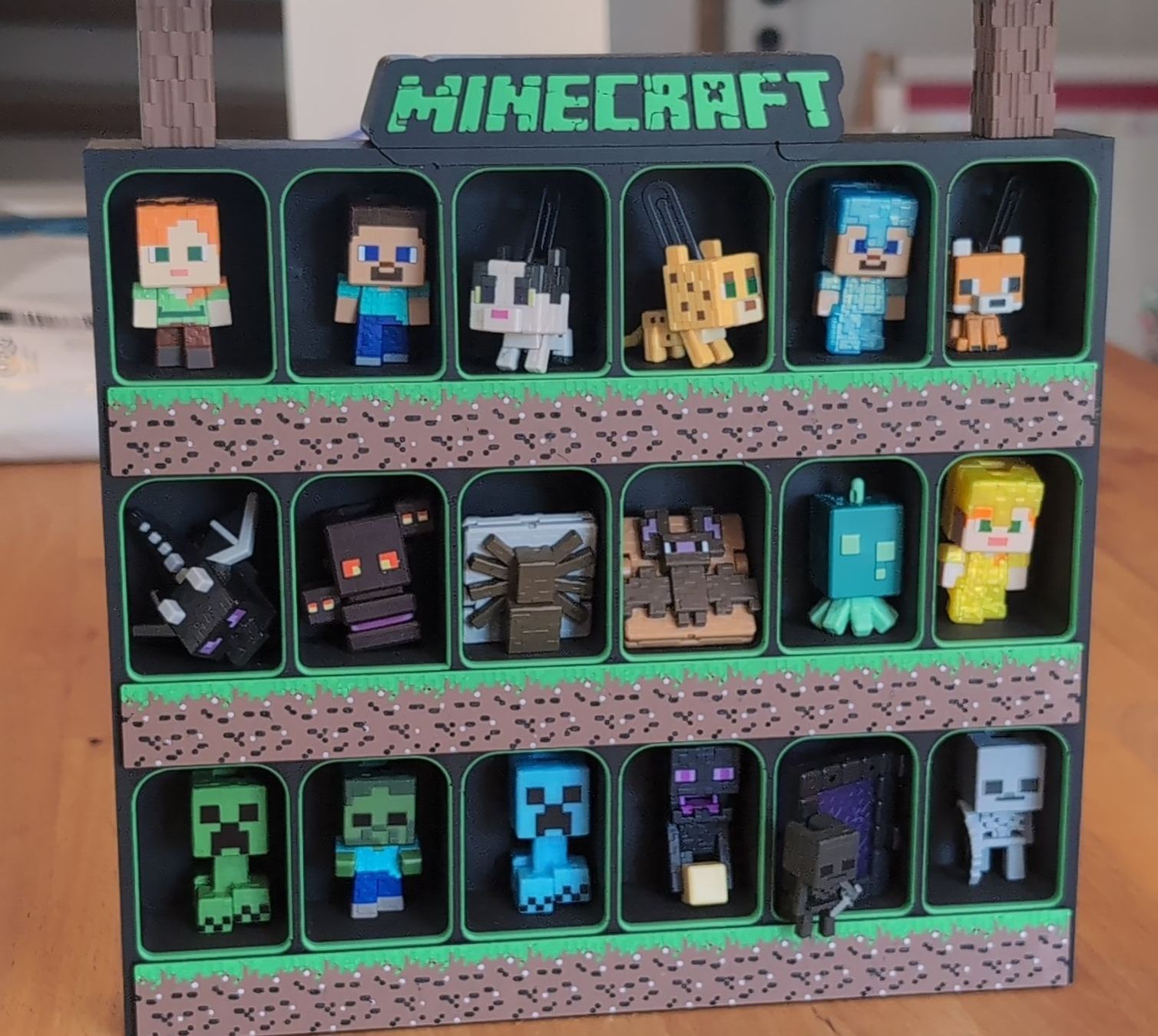 Statuette: Figurines Minecraft avec présentoir état usagé – Usato da Le Crêt-p-Semsales venduto da mamy360