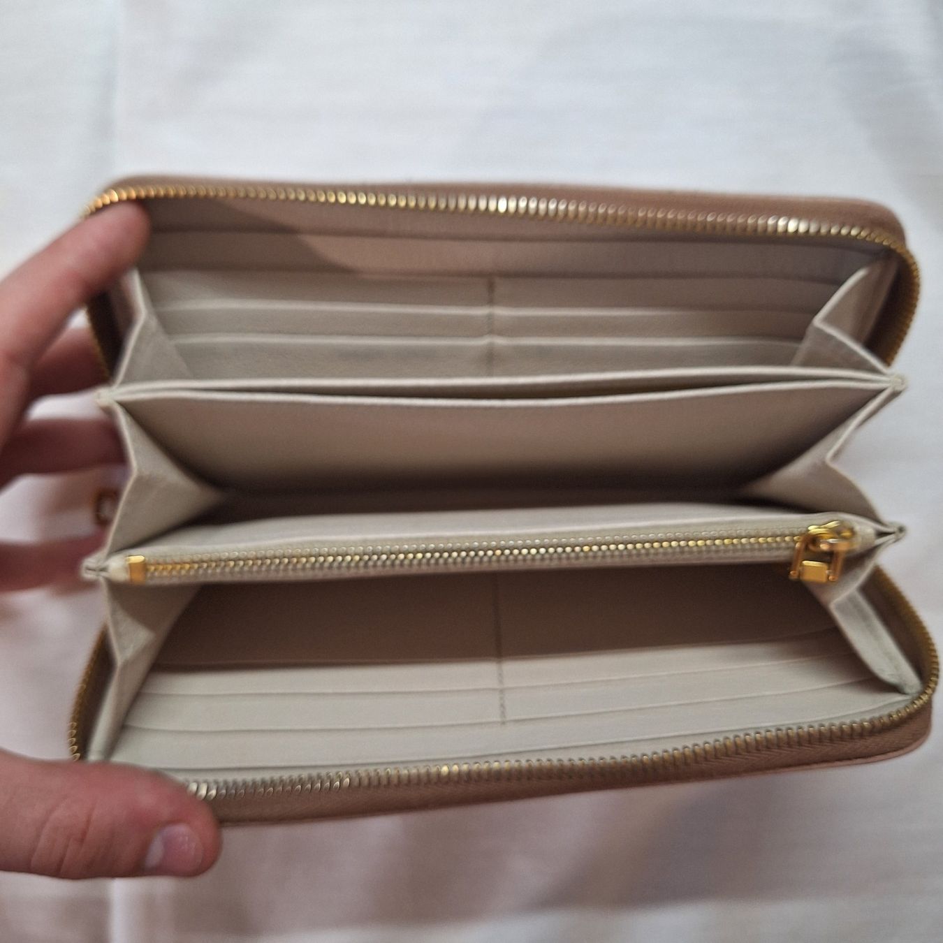Miu Miu Portamonete: MIU MIU LOGO RIBBON ZIP AROUND WALLET – Usato da Kilchberg ZH venduto da mrmame 2