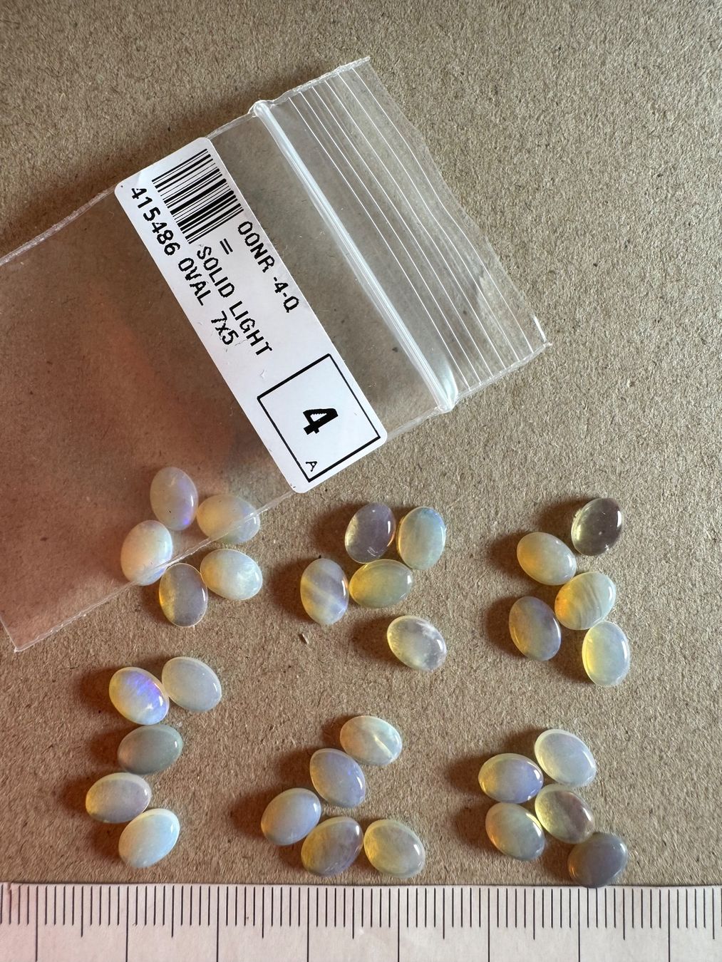 Fossili: 30 Stk  Cabochons Opal echt winzig neu   oval 5x7mm  solid – Nuovo e nell'imballaggio originale da Leuggern venduto da gemshow 1