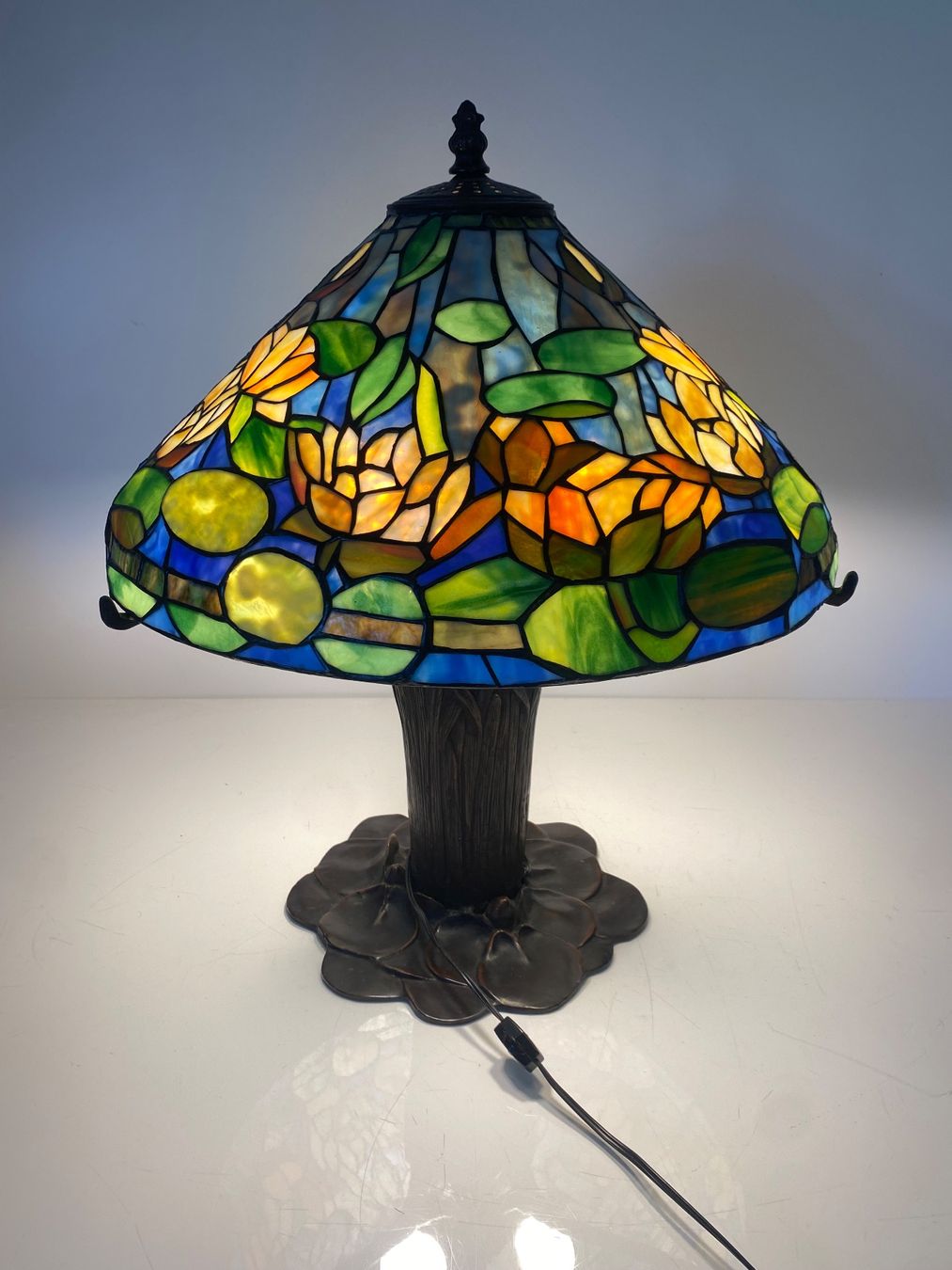 Tiffany & Co. Lampade: Tiffany Lampe Seerose Motiv mit Bronzefuss – Usato da Ballwil venduto da ClassicGallery