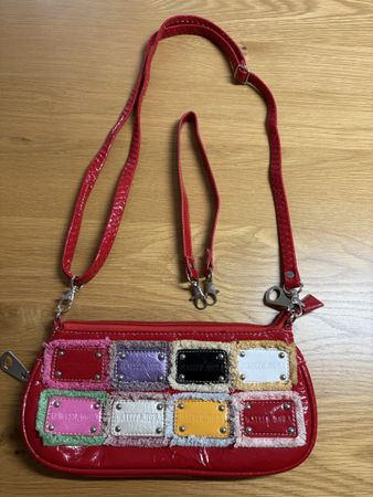 Borsa rossa MATTEO MODA con tracolla e applicazioni colorate