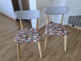 2 Stühle mit Stoffbezug Holzgestell bunter Hexagon Muster